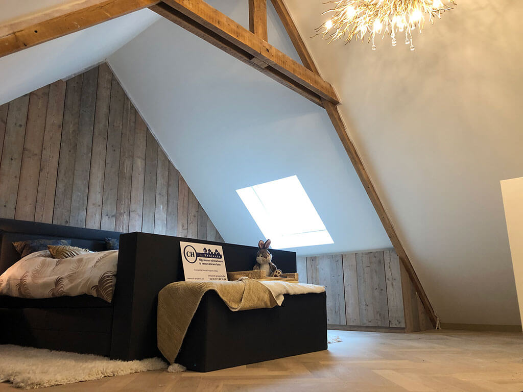 Slaapkamer onder het gerenoveerde dak