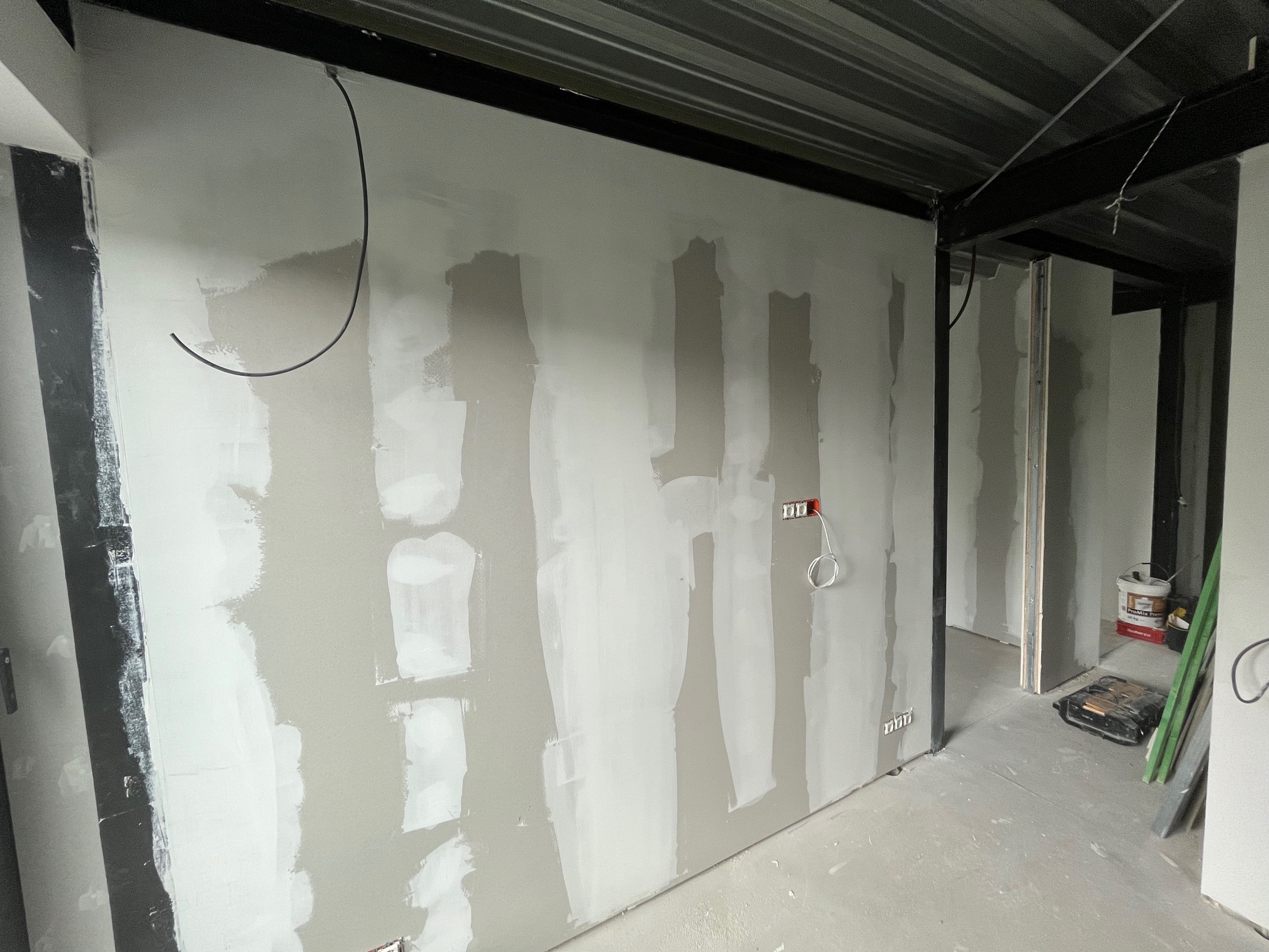 Afgewerkte gyprocwanden en plafonds, voorbeeld 1