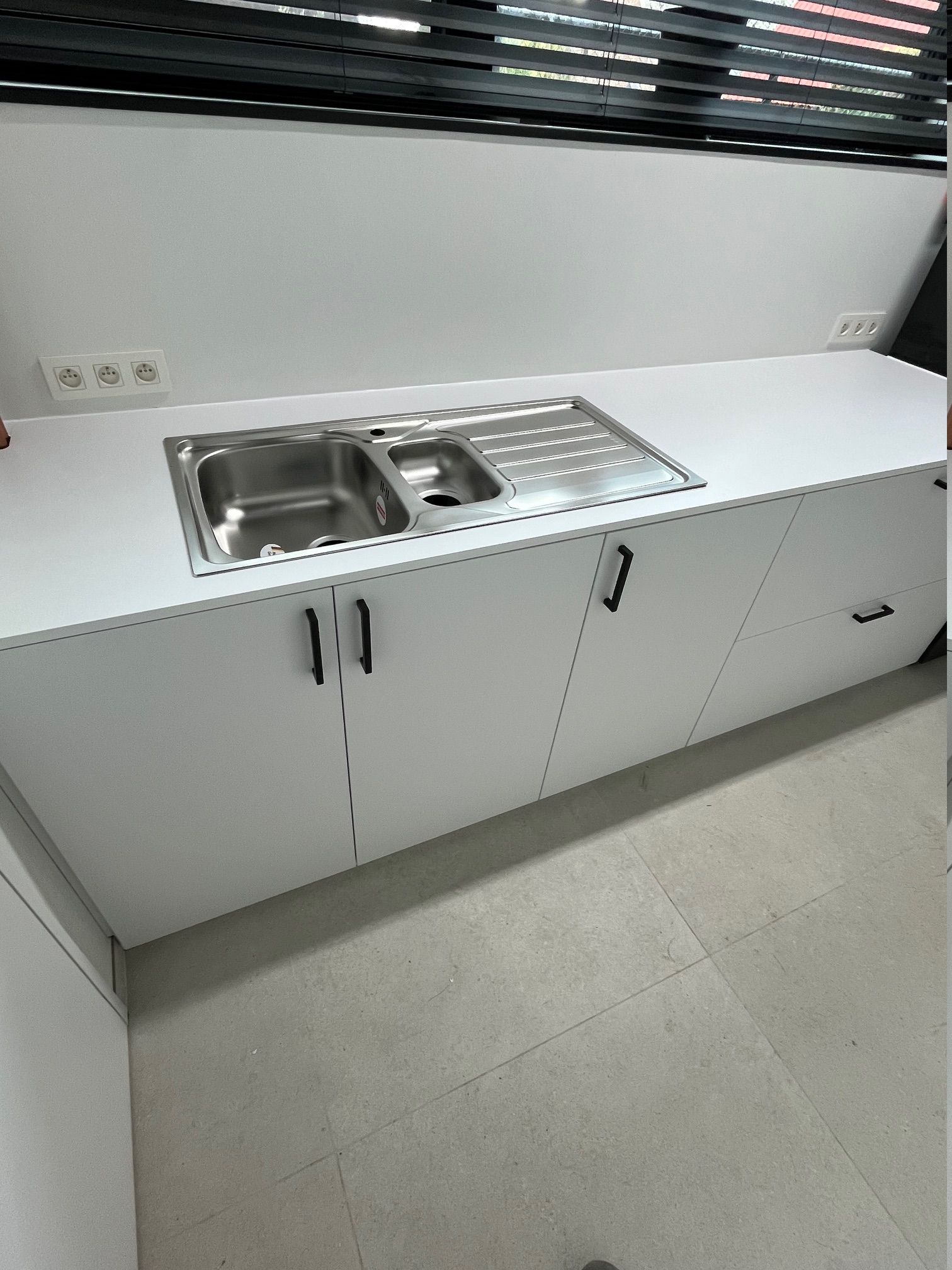Afgewerkte melaminekasten voor bijkeuken door CH-Projects
