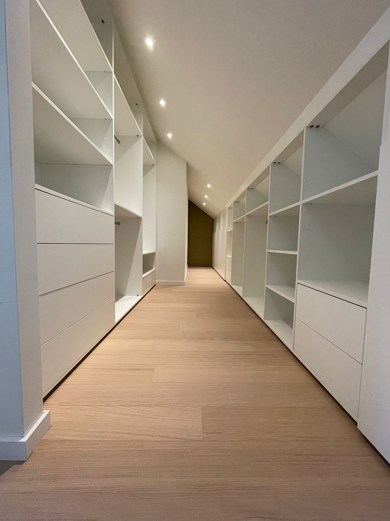 Afgewerkte melaminekasten voor Dressing door CH-Projects